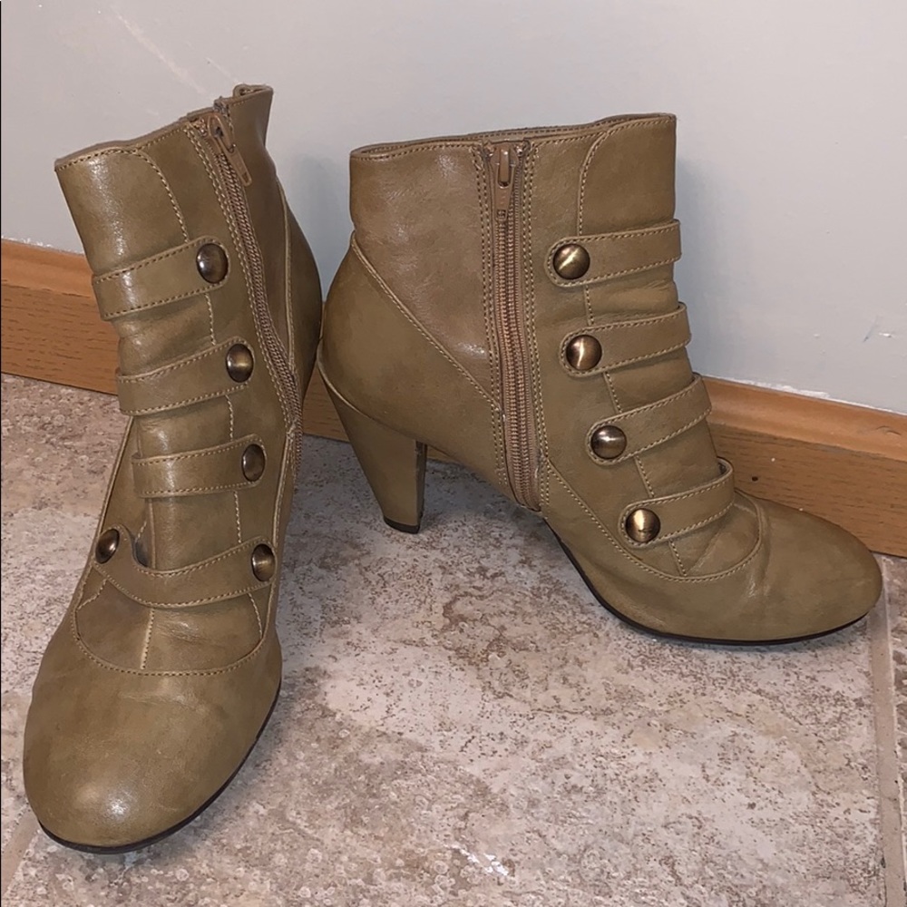 Tan ankle booties!